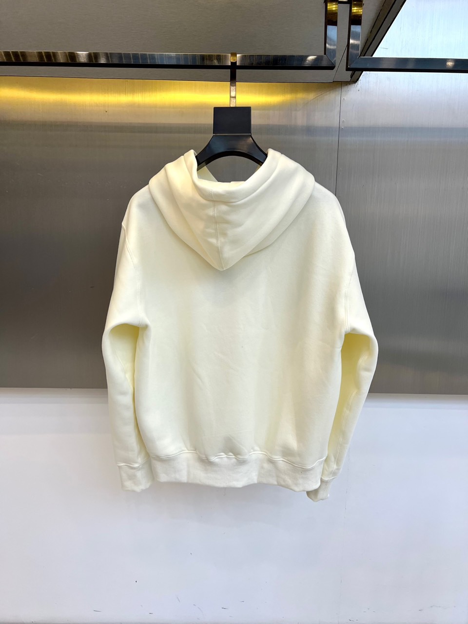 Dio迪奥、2025秋冬新品连帽卫衣，款式采用经典连帽与袋鼠口袋设计，兼顾休闲感与实用性，袖口及下摆的罗