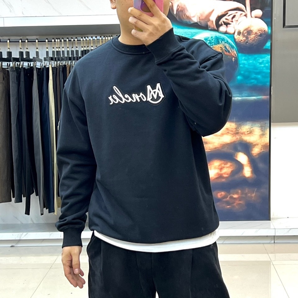 Mon蒙口、2025秋冬新品卫衣，款式采用经典圆领廓形，剪裁宽松流畅，确保穿着时的自在舒适度。正面饰有醒