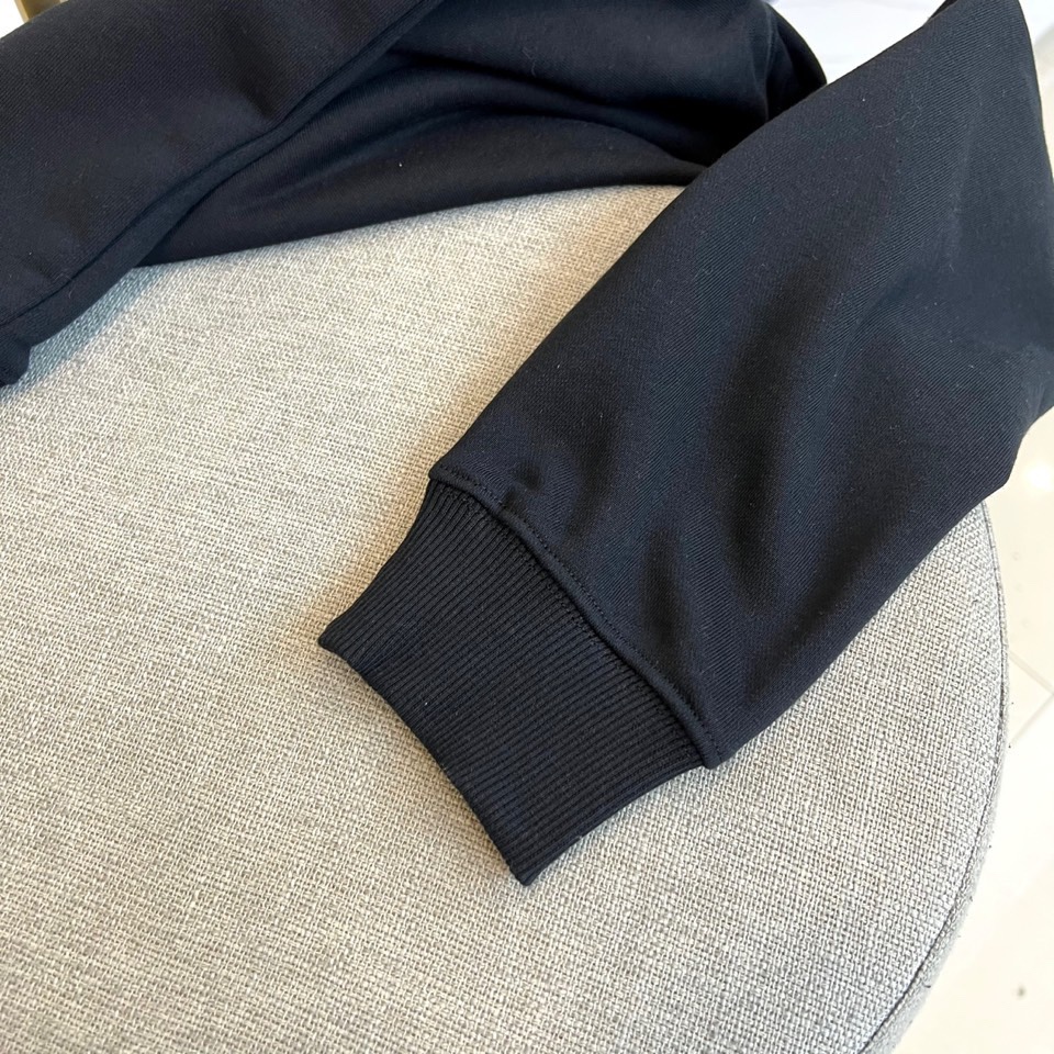 Mon蒙口、2025秋冬新品卫衣，款式采用经典圆领廓形，剪裁宽松流畅，确保穿着时的自在舒适度。正面饰有醒