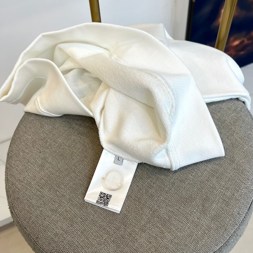 Mon蒙口、2025秋冬新品卫衣，款式采用经典圆领廓形，剪裁宽松流畅，确保穿着时的自在舒适度。正面饰有醒