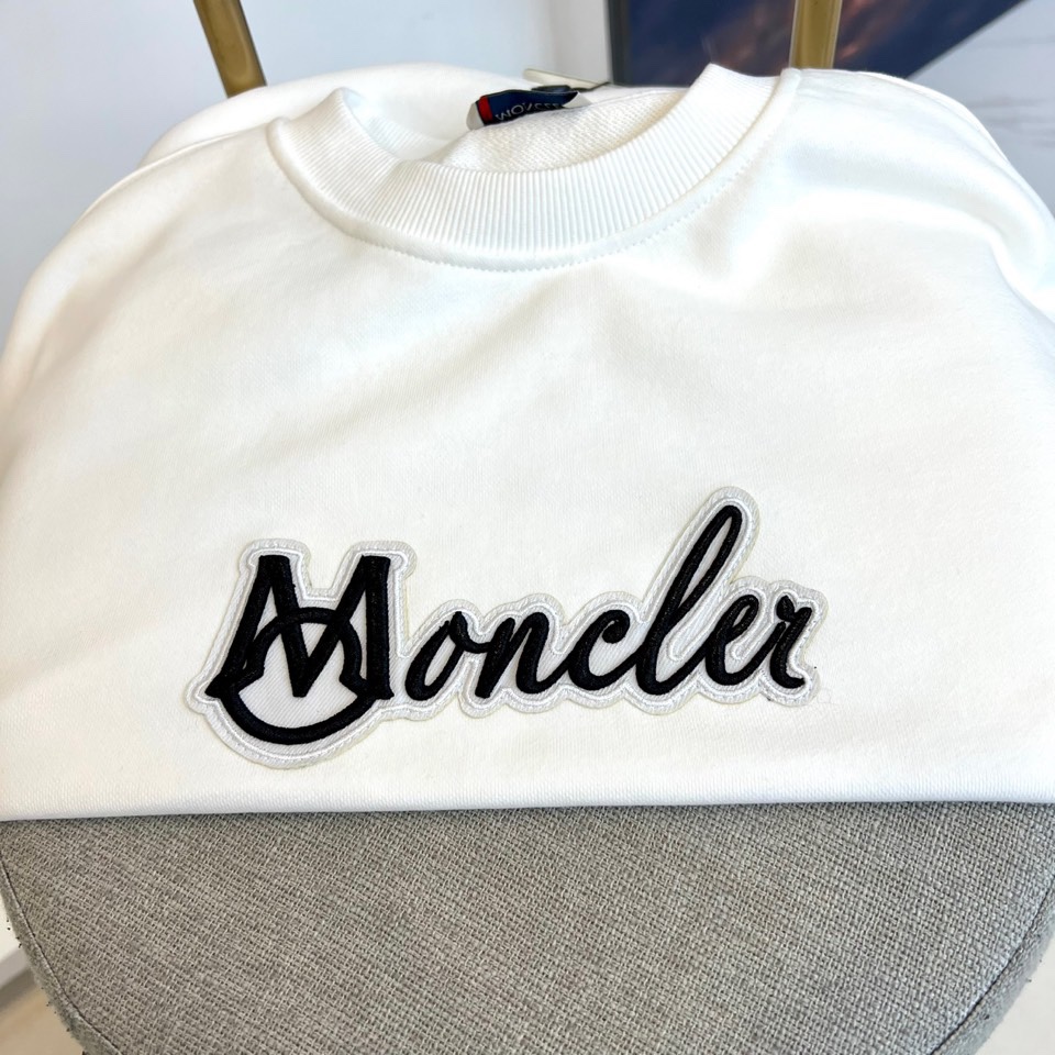 Mon蒙口、2025秋冬新品卫衣，款式采用经典圆领廓形，剪裁宽松流畅，确保穿着时的自在舒适度。正面饰有醒