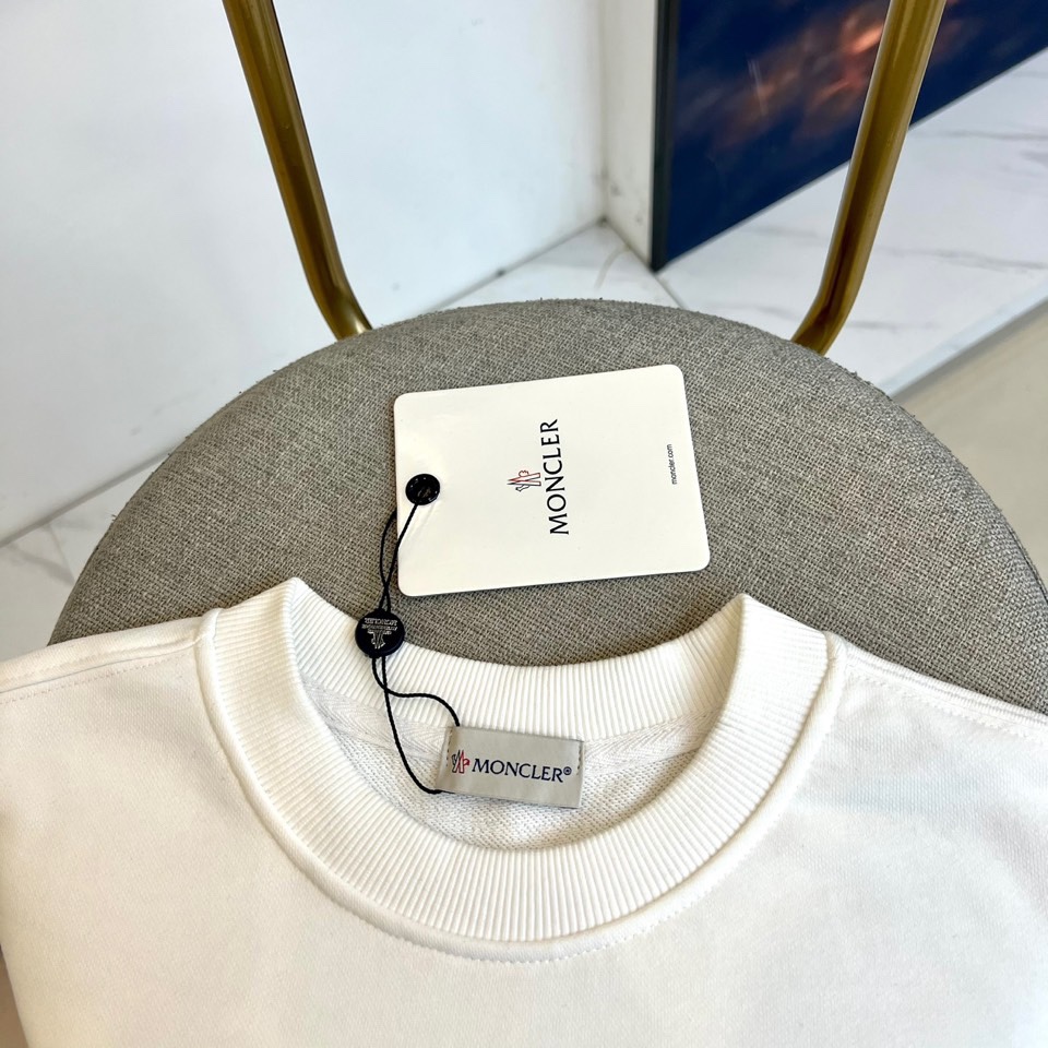 Mon蒙口、2025秋冬新品卫衣，款式采用经典圆领廓形，剪裁宽松流畅，确保穿着时的自在舒适度。正面饰有醒