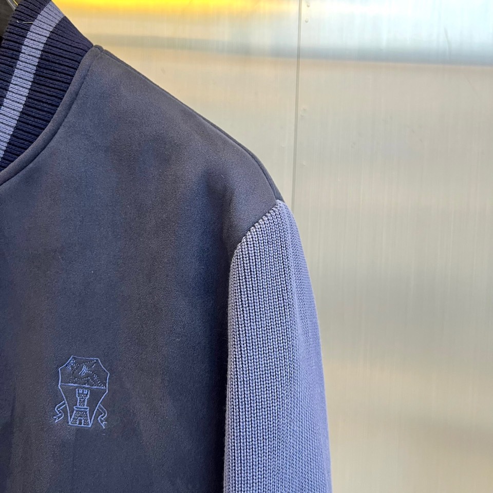 Brunello Cucinelli 2025秋冬新品羽绒服，以深邃藏蓝与柔和浅蓝的拼接设计，诠释低调的