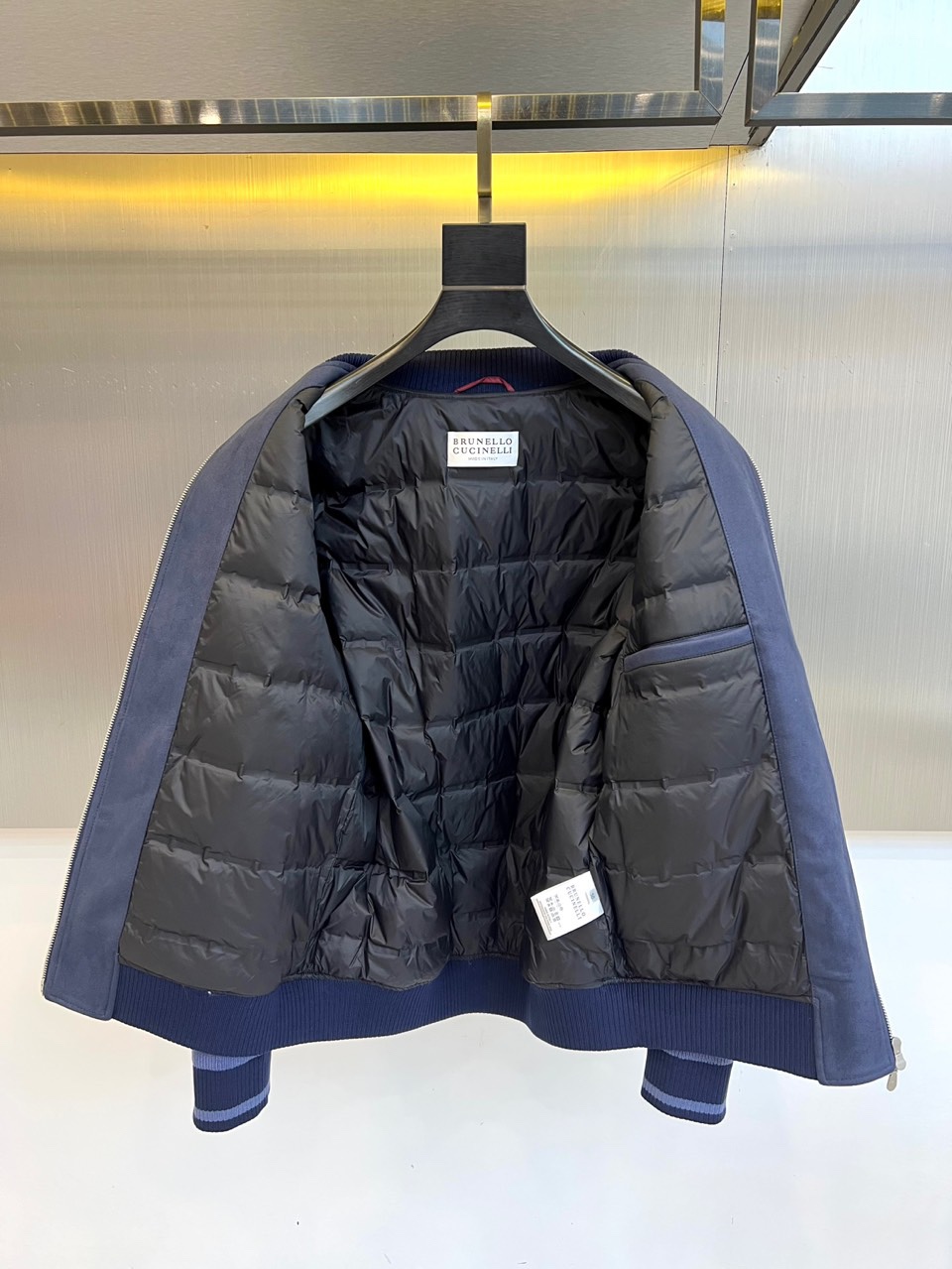 Brunello Cucinelli 2025秋冬新品羽绒服，以深邃藏蓝与柔和浅蓝的拼接设计，诠释低调的