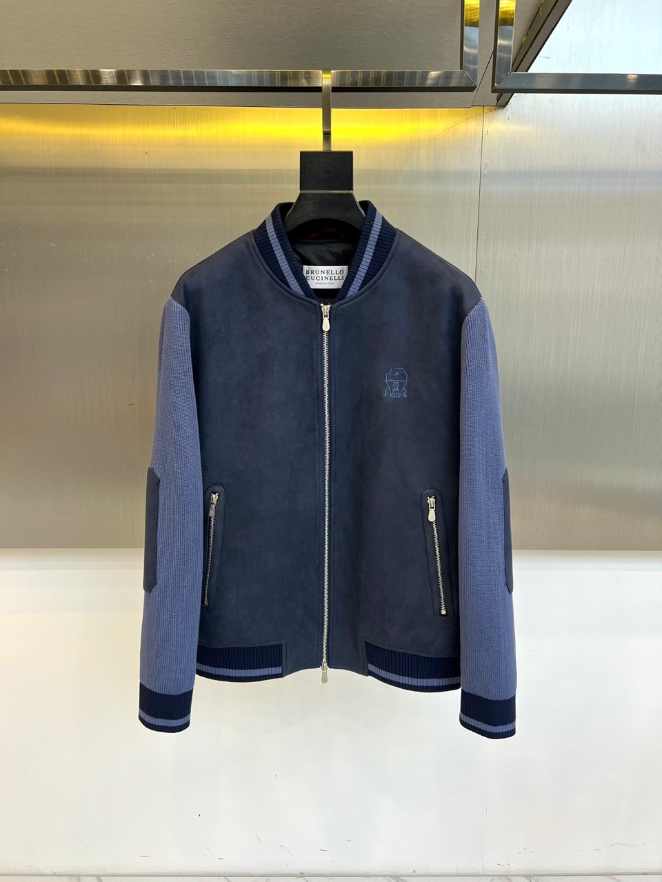 Brunello Cucinelli 2025秋冬新品羽绒服，以深邃藏蓝与柔和浅蓝的拼接设计，诠释低调的