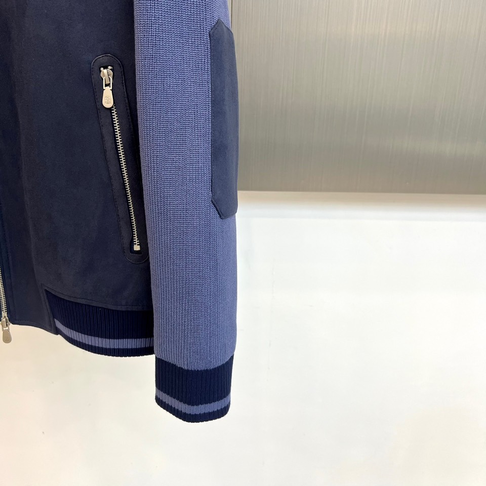 Brunello Cucinelli 2025秋冬新品羽绒服，以深邃藏蓝与柔和浅蓝的拼接设计，诠释低调的