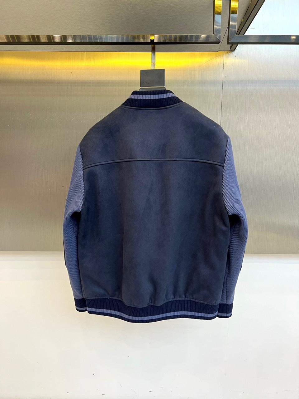 Brunello Cucinelli 2025秋冬新品羽绒服，以深邃藏蓝与柔和浅蓝的拼接设计，诠释低调的