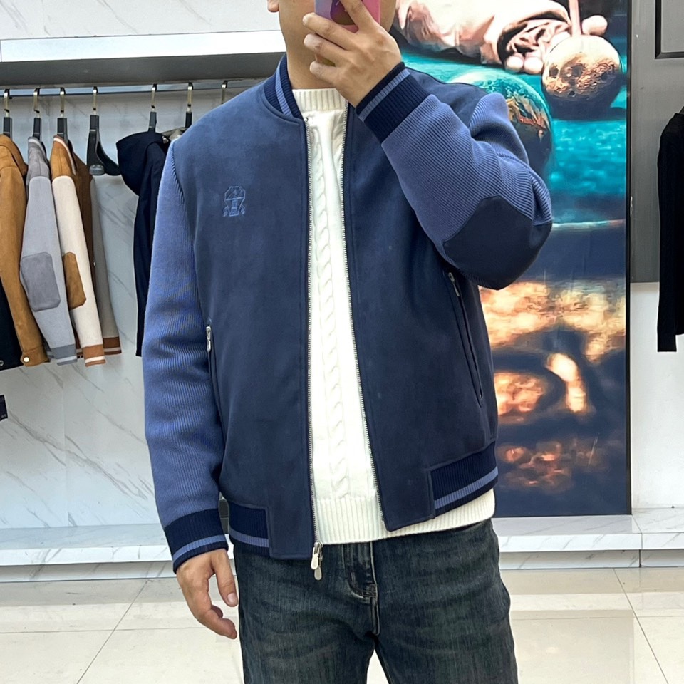 Brunello Cucinelli 2025秋冬新品羽绒服，以深邃藏蓝与柔和浅蓝的拼接设计，诠释低调的