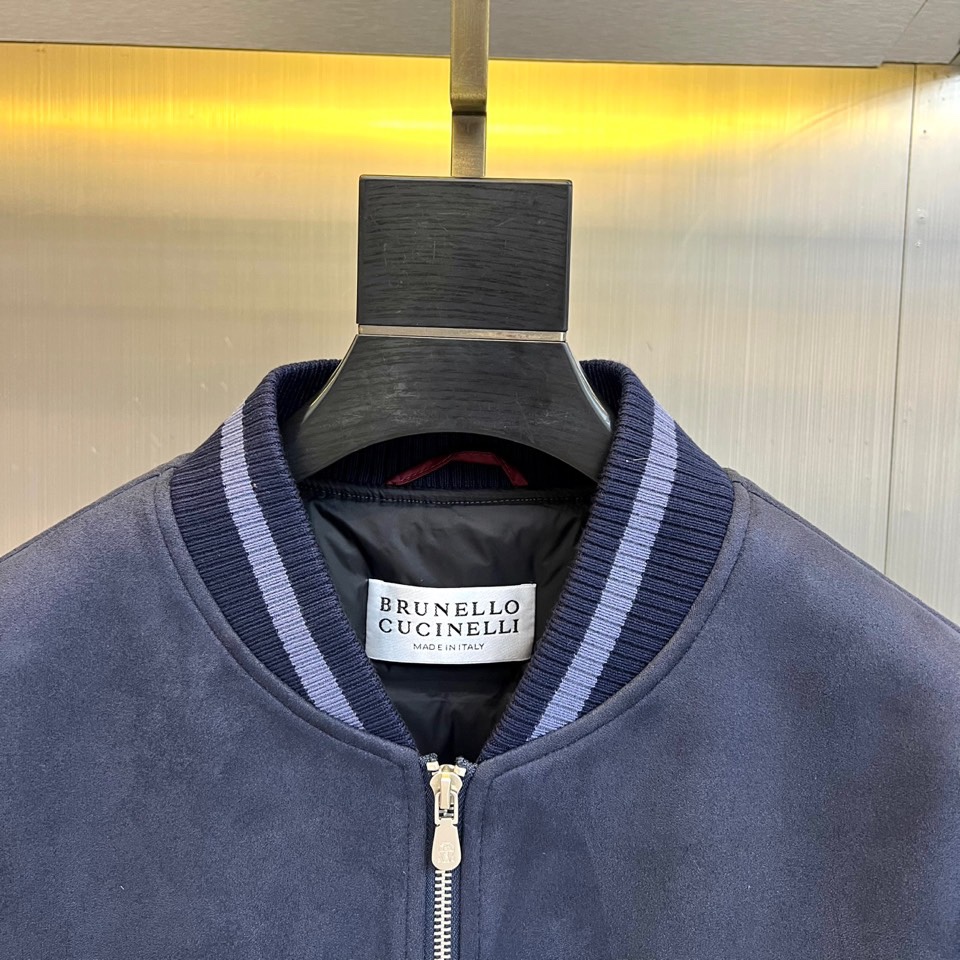 Brunello Cucinelli 2025秋冬新品羽绒服，以深邃藏蓝与柔和浅蓝的拼接设计，诠释低调的
