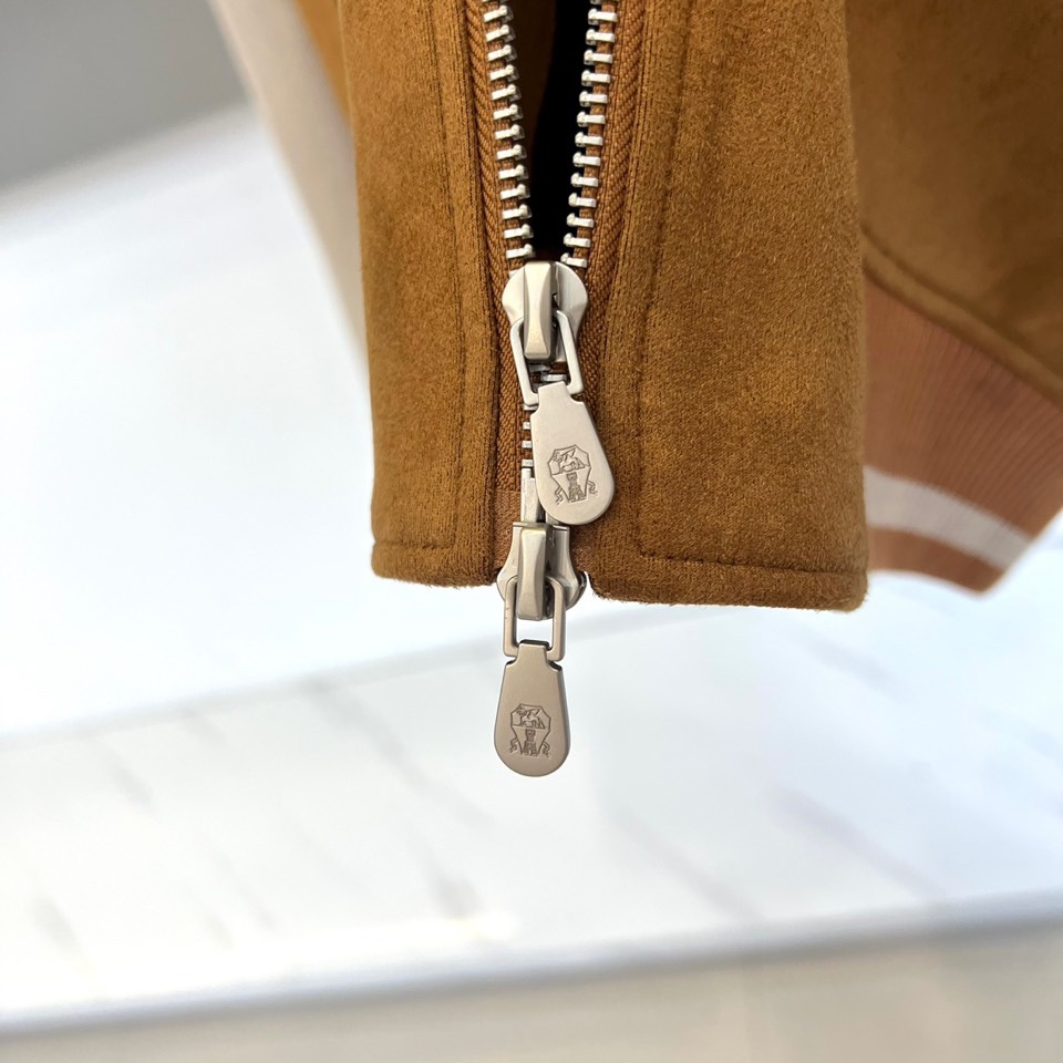 Brunello Cucinelli 2025秋冬新品羽绒服，以深邃藏蓝与柔和浅蓝的拼接设计，诠释低调的