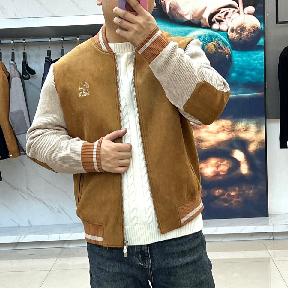 Brunello Cucinelli 2025秋冬新品羽绒服，以深邃藏蓝与柔和浅蓝的拼接设计，诠释低调的