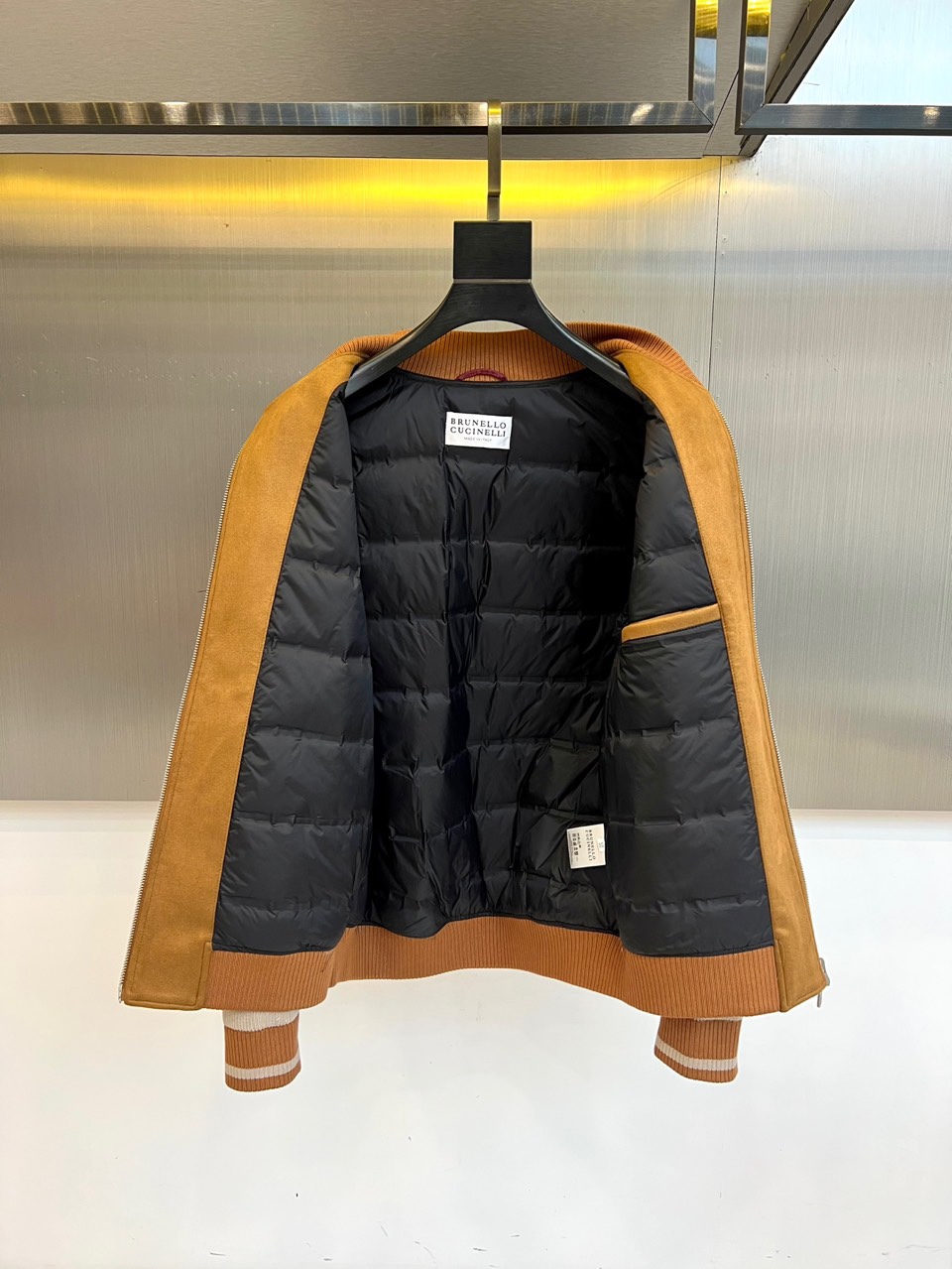 Brunello Cucinelli 2025秋冬新品羽绒服，以深邃藏蓝与柔和浅蓝的拼接设计，诠释低调的