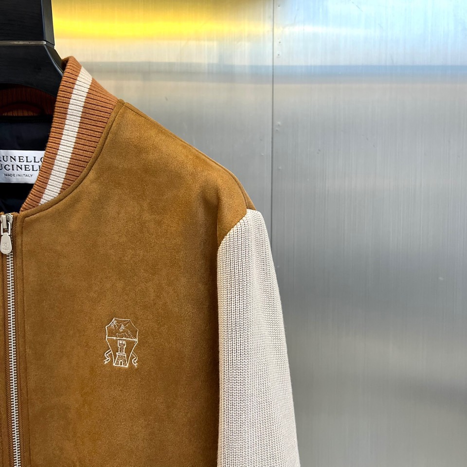 Brunello Cucinelli 2025秋冬新品羽绒服，以深邃藏蓝与柔和浅蓝的拼接设计，诠释低调的