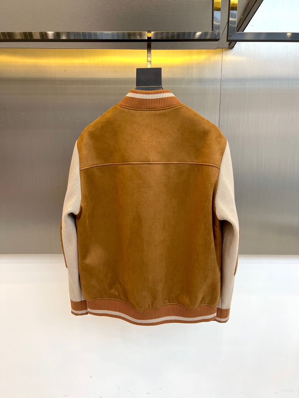 Brunello Cucinelli 2025秋冬新品羽绒服，以深邃藏蓝与柔和浅蓝的拼接设计，诠释低调的