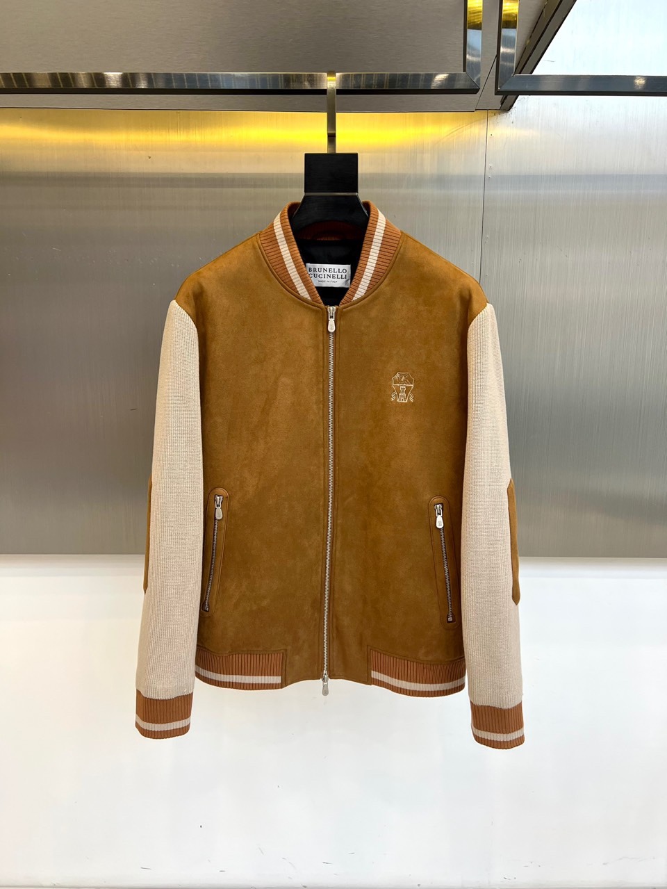 Brunello Cucinelli 2025秋冬新品羽绒服，以深邃藏蓝与柔和浅蓝的拼接设计，诠释低调的