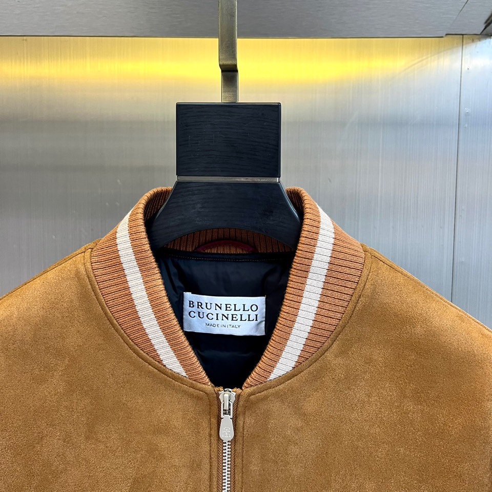 Brunello Cucinelli 2025秋冬新品羽绒服，以深邃藏蓝与柔和浅蓝的拼接设计，诠释低调的