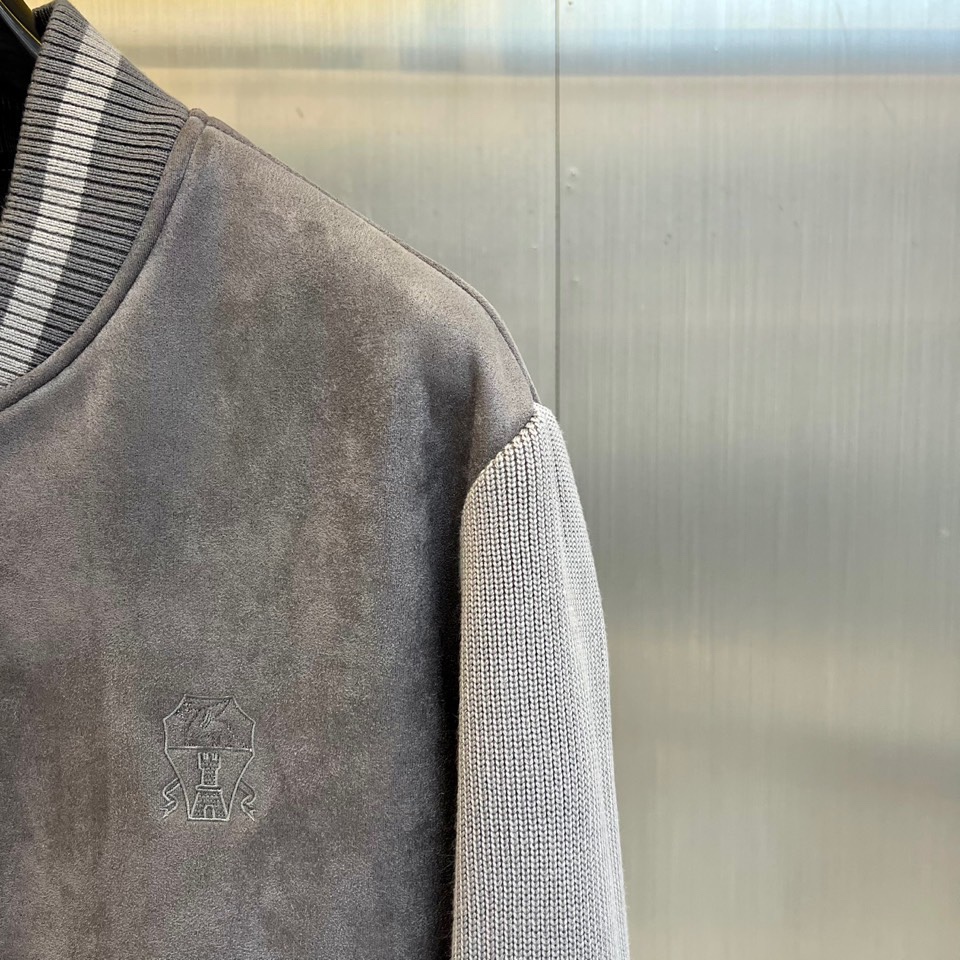 Brunello Cucinelli 2025秋冬新品羽绒服，以深邃藏蓝与柔和浅蓝的拼接设计，诠释低调的