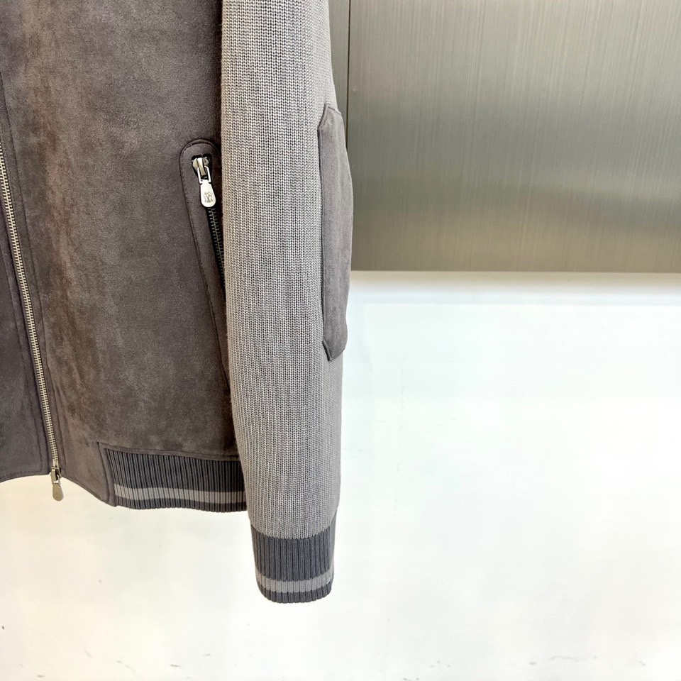 Brunello Cucinelli 2025秋冬新品羽绒服，以深邃藏蓝与柔和浅蓝的拼接设计，诠释低调的