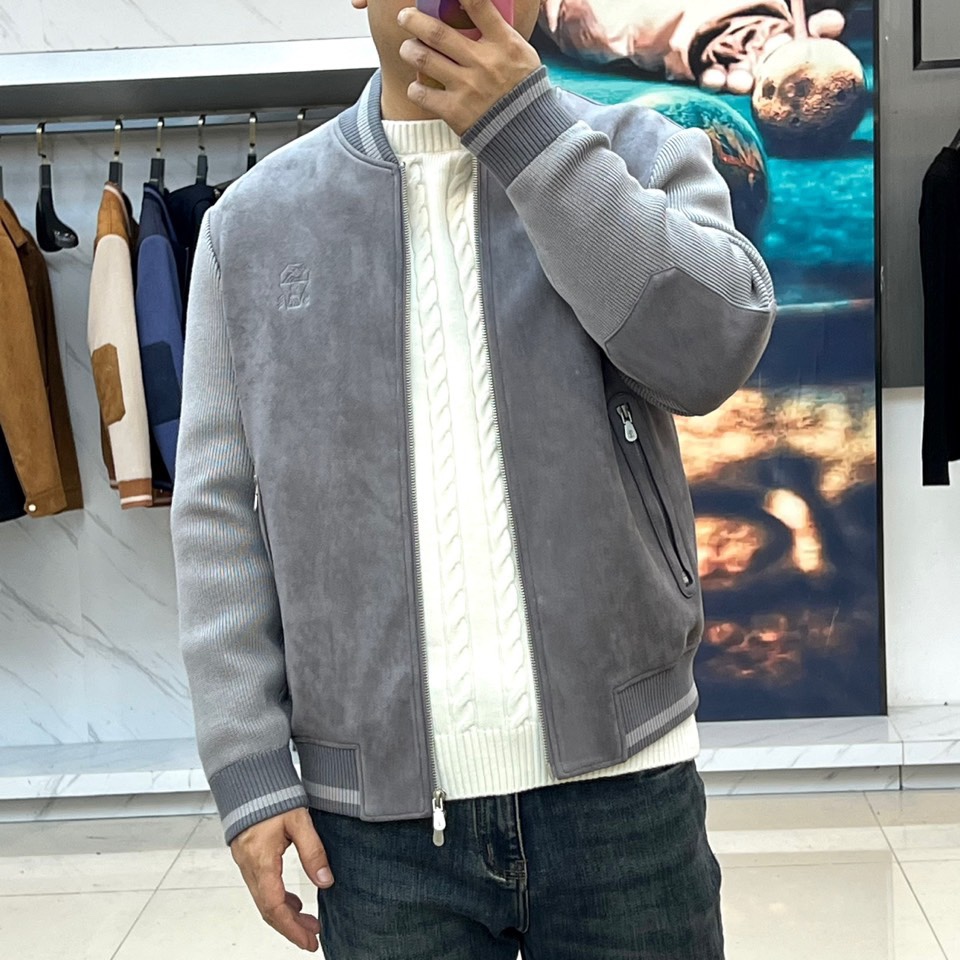 Brunello Cucinelli 2025秋冬新品羽绒服，以深邃藏蓝与柔和浅蓝的拼接设计，诠释低调的