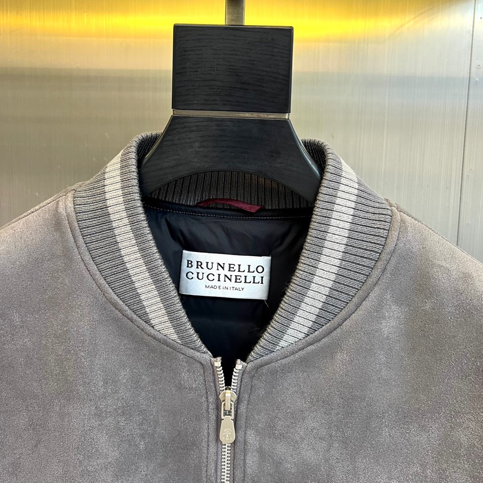 Brunello Cucinelli 2025秋冬新品羽绒服，以深邃藏蓝与柔和浅蓝的拼接设计，诠释低调的