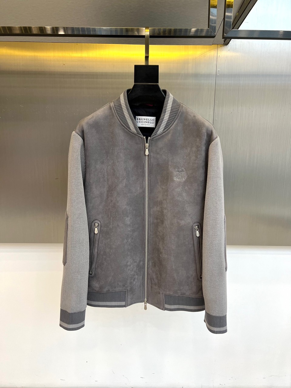 Brunello Cucinelli 2025秋冬新品羽绒服，以深邃藏蓝与柔和浅蓝的拼接设计，诠释低调的