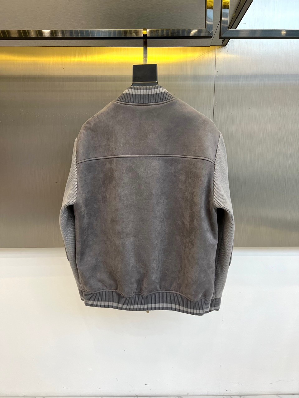 Brunello Cucinelli 2025秋冬新品羽绒服，以深邃藏蓝与柔和浅蓝的拼接设计，诠释低调的