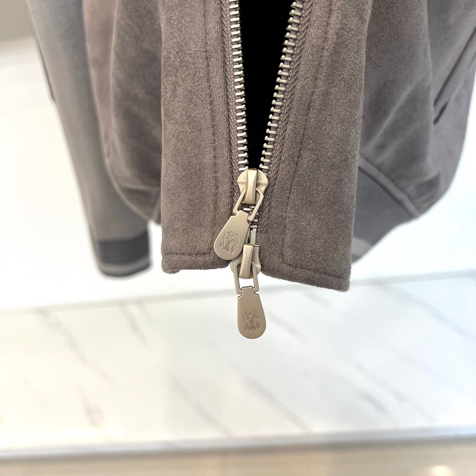 Brunello Cucinelli 2025秋冬新品羽绒服，以深邃藏蓝与柔和浅蓝的拼接设计，诠释低调的