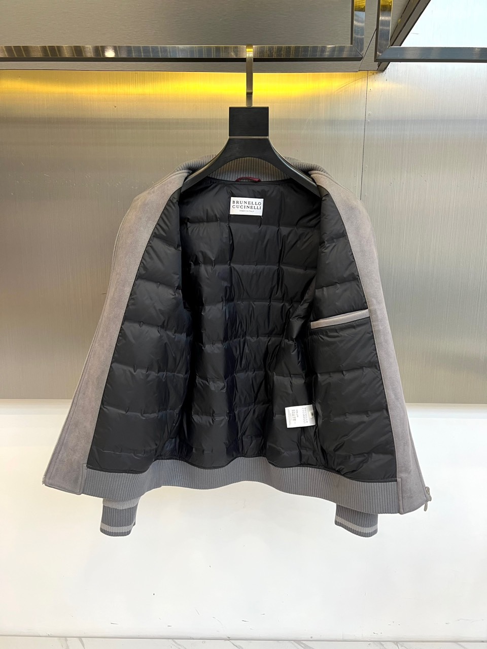 Brunello Cucinelli 2025秋冬新品羽绒服，以深邃藏蓝与柔和浅蓝的拼接设计，诠释低调的