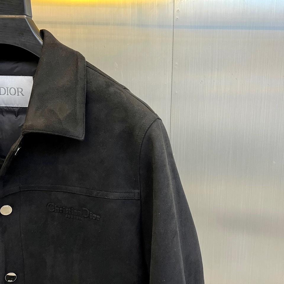 Dio迪奥、2025秋冬男士新品羽绒服外套。以质感棕色麂皮夹克诠释经典魅力。款式采用利落的翻驳领设计，勾