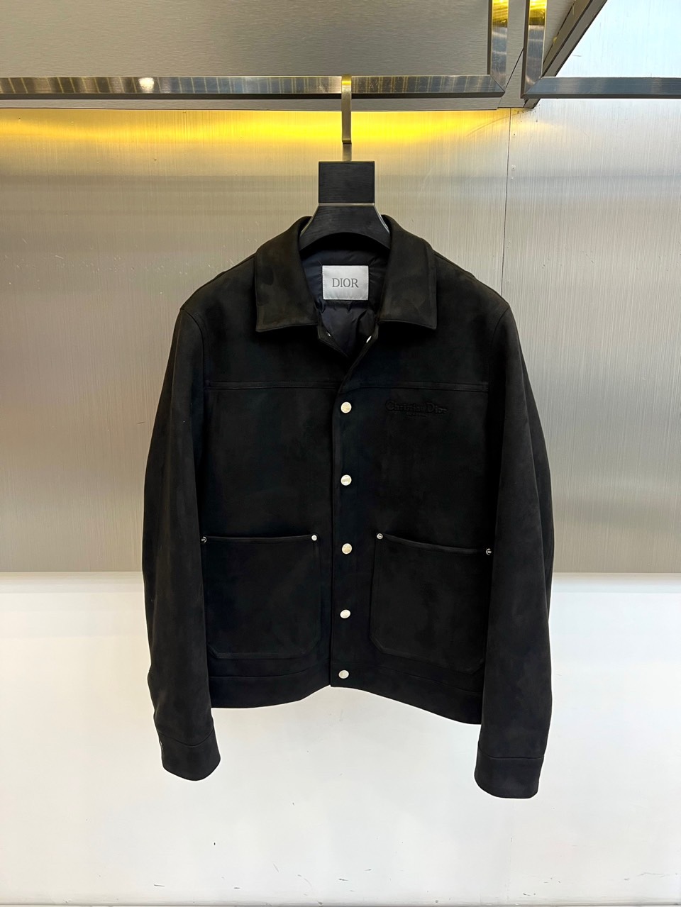 Dio迪奥、2025秋冬男士新品羽绒服外套。以质感棕色麂皮夹克诠释经典魅力。款式采用利落的翻驳领设计，勾