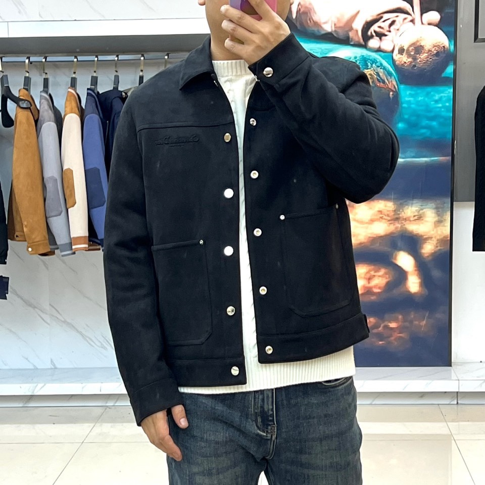 Dio迪奥、2025秋冬男士新品羽绒服外套。以质感棕色麂皮夹克诠释经典魅力。款式采用利落的翻驳领设计，勾