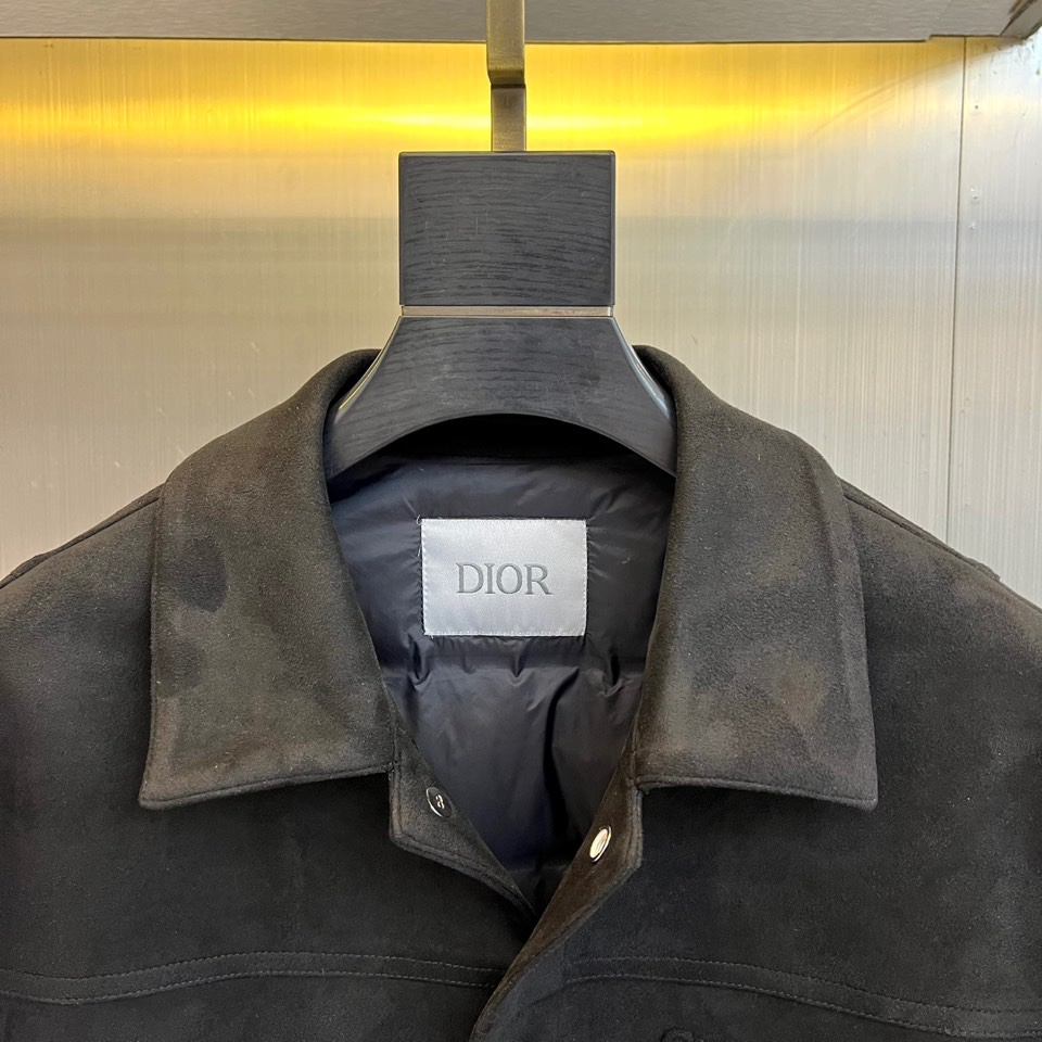 Dio迪奥、2025秋冬男士新品羽绒服外套。以质感棕色麂皮夹克诠释经典魅力。款式采用利落的翻驳领设计，勾