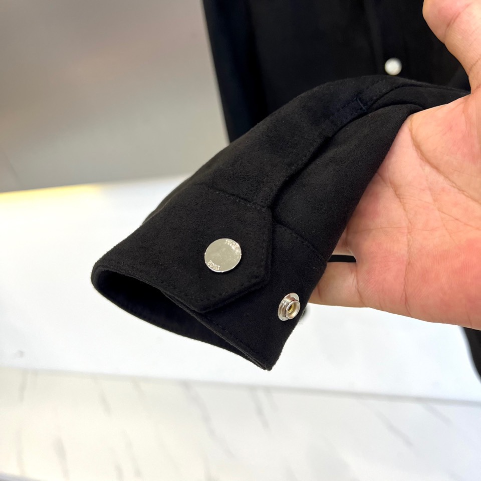 Dio迪奥、2025秋冬男士新品羽绒服外套。以质感棕色麂皮夹克诠释经典魅力。款式采用利落的翻驳领设计，勾