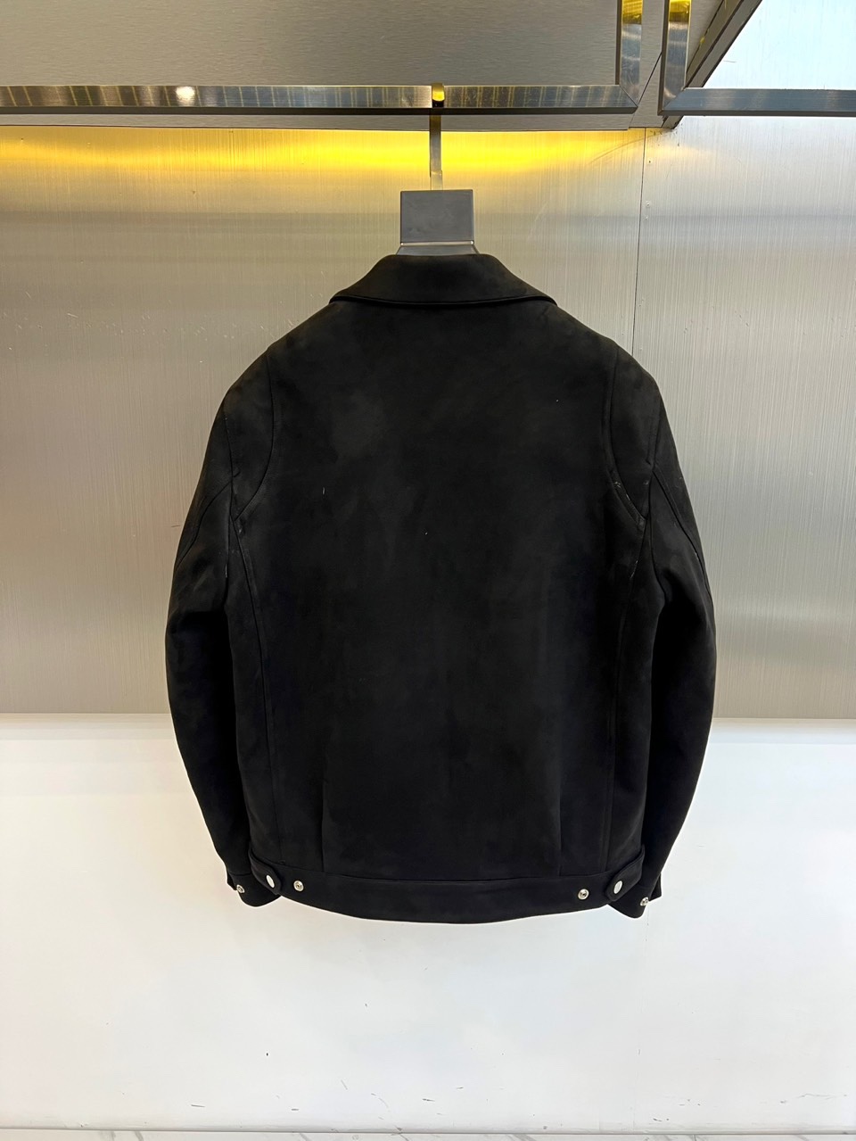 Dio迪奥、2025秋冬男士新品羽绒服外套。以质感棕色麂皮夹克诠释经典魅力。款式采用利落的翻驳领设计，勾