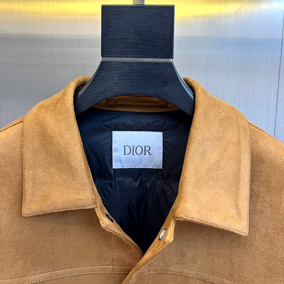 Dio迪奥、2025秋冬男士新品羽绒服外套。以质感棕色麂皮夹克诠释经典魅力。款式采用利落的翻驳领设计，勾