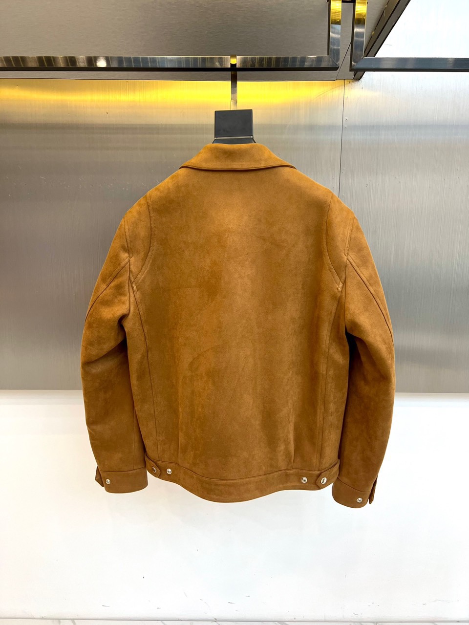 Dio迪奥、2025秋冬男士新品羽绒服外套。以质感棕色麂皮夹克诠释经典魅力。款式采用利落的翻驳领设计，勾