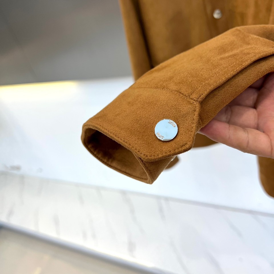 Dio迪奥、2025秋冬男士新品羽绒服外套。以质感棕色麂皮夹克诠释经典魅力。款式采用利落的翻驳领设计，勾