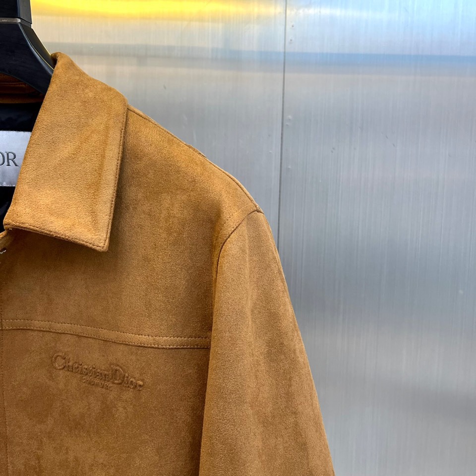 Dio迪奥、2025秋冬男士新品羽绒服外套。以质感棕色麂皮夹克诠释经典魅力。款式采用利落的翻驳领设计，勾