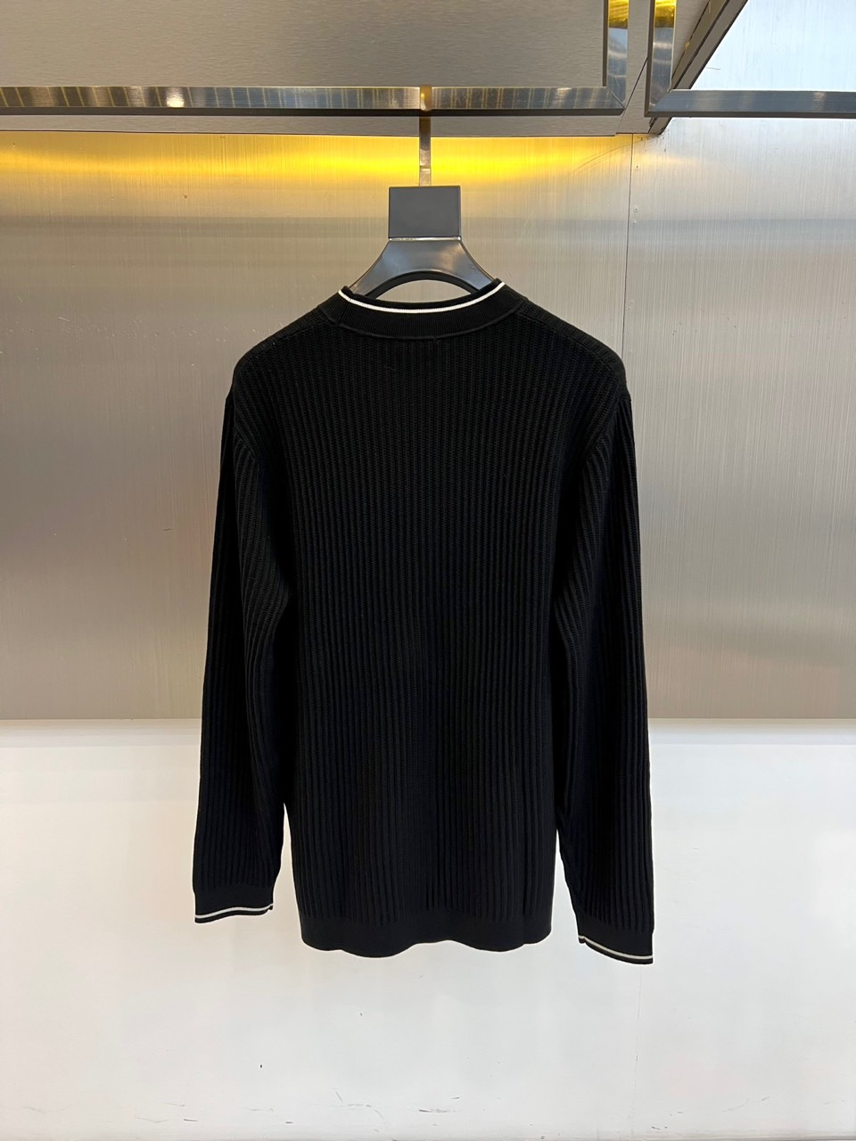 ISAIA-2025秋冬新品男士羊毛🐑针织衫，以创新混纺工艺重塑意式优雅典范。款式采用经典圆领设计，领口