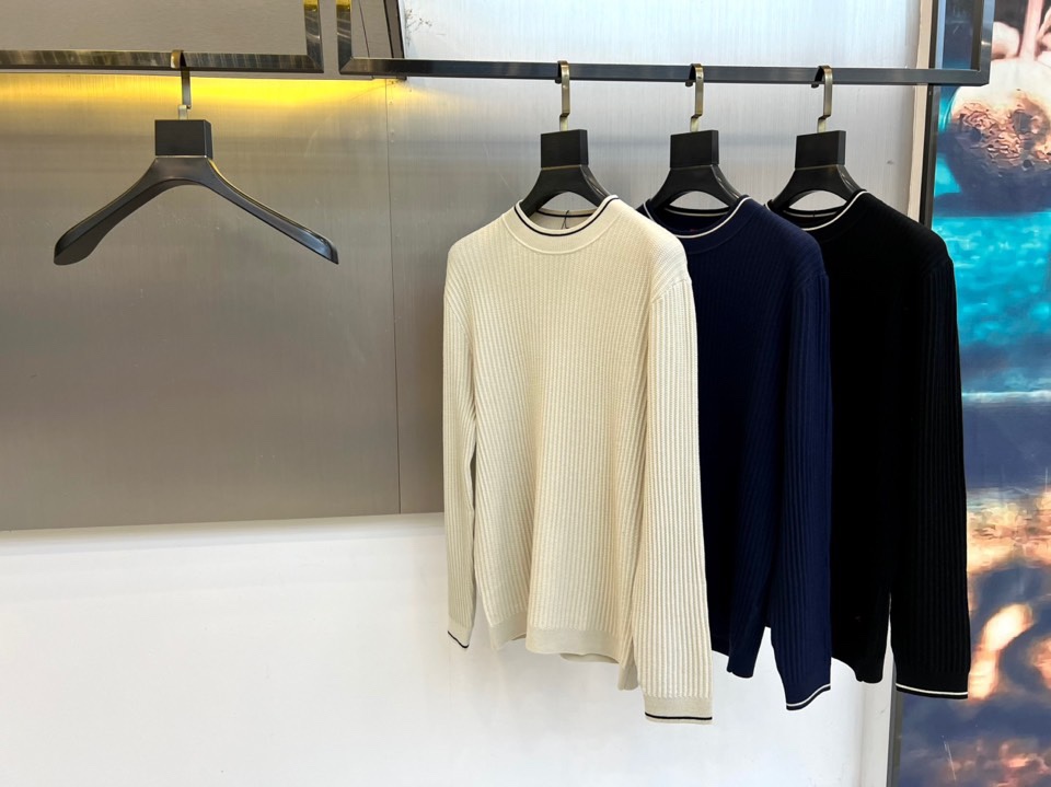 ISAIA-2025秋冬新品男士羊毛🐑针织衫，以创新混纺工艺重塑意式优雅典范。款式采用经典圆领设计，领口