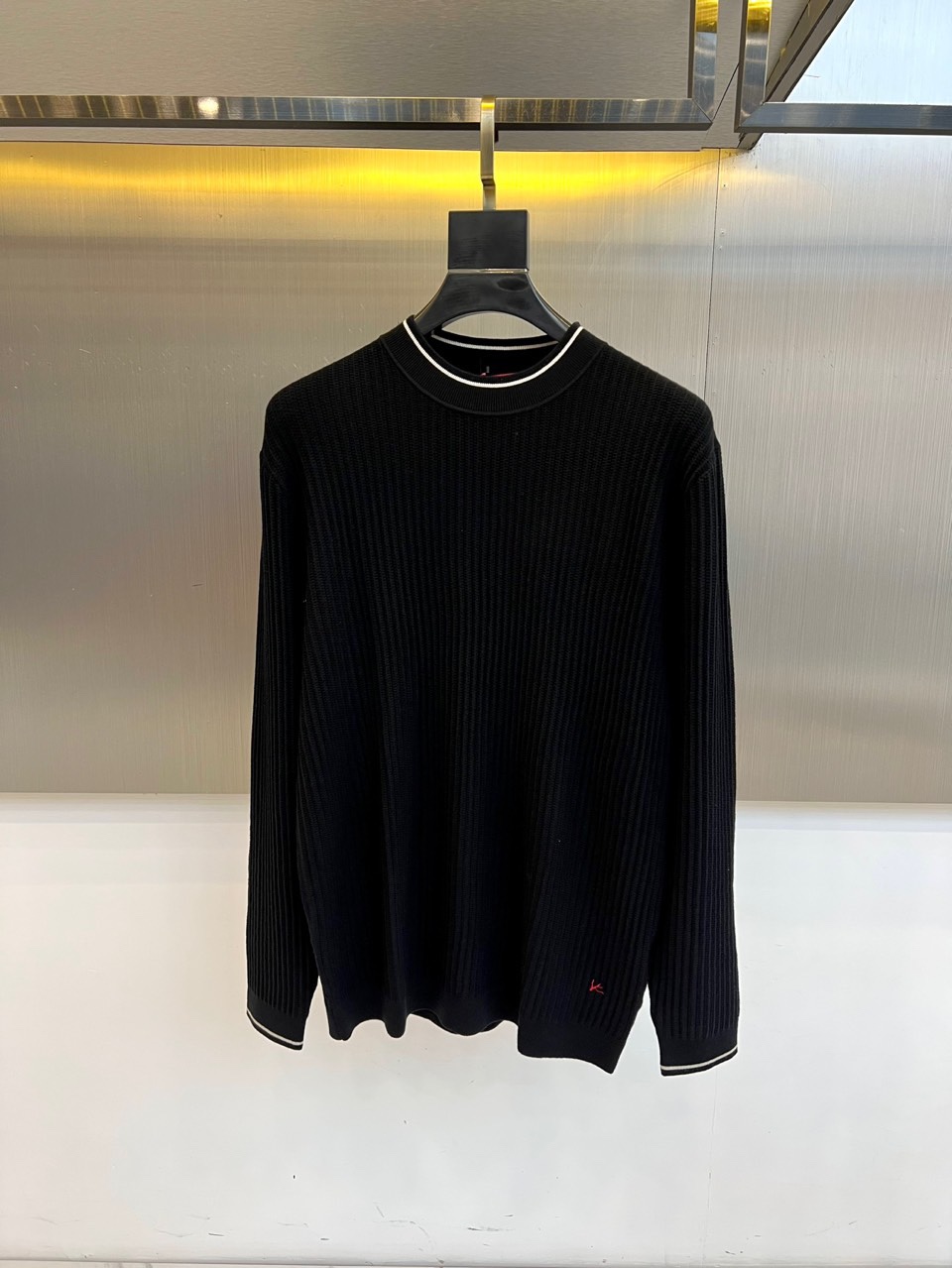 ISAIA-2025秋冬新品男士羊毛🐑针织衫，以创新混纺工艺重塑意式优雅典范。款式采用经典圆领设计，领口