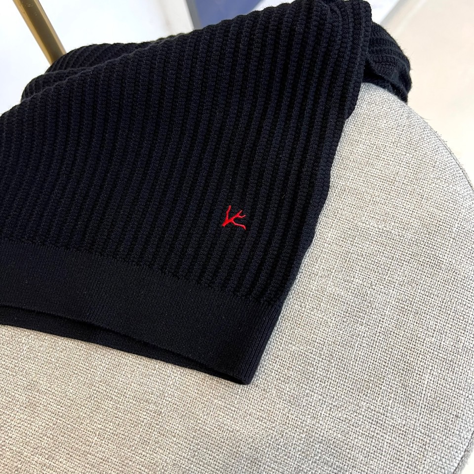 ISAIA-2025秋冬新品男士羊毛🐑针织衫，以创新混纺工艺重塑意式优雅典范。款式采用经典圆领设计，领口