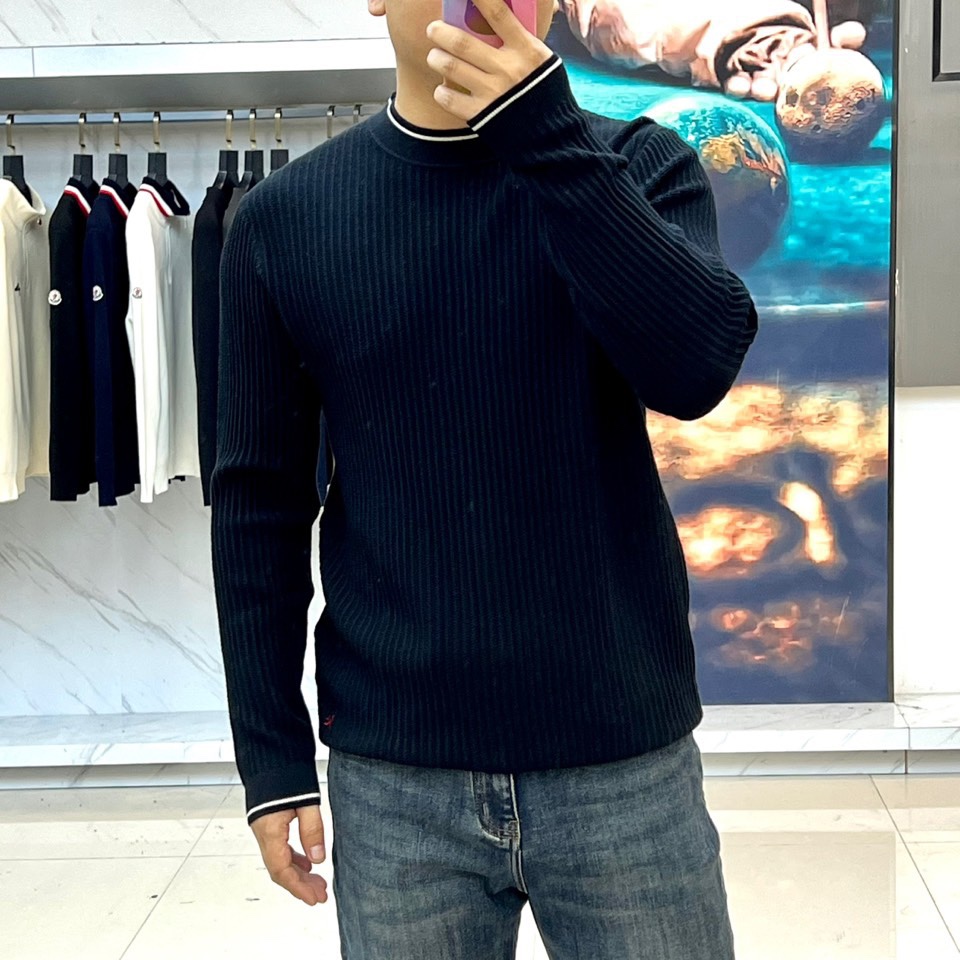 ISAIA-2025秋冬新品男士羊毛🐑针织衫，以创新混纺工艺重塑意式优雅典范。款式采用经典圆领设计，领口