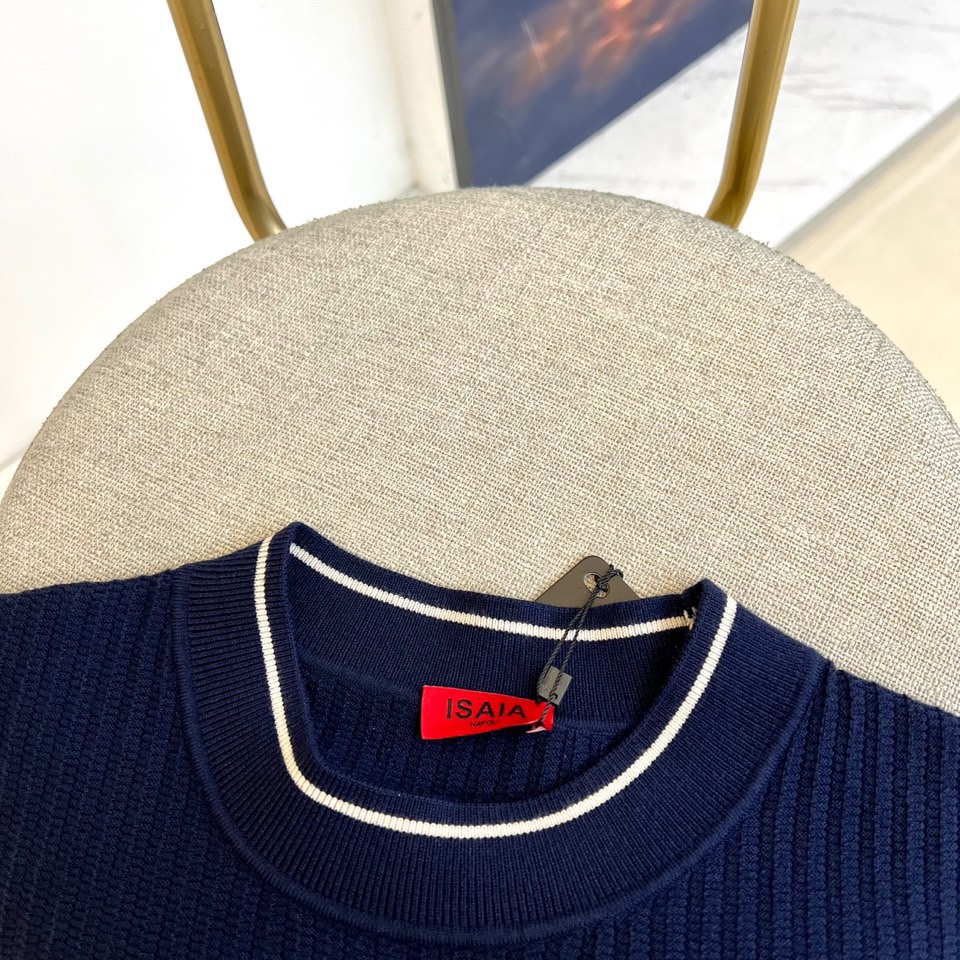 ISAIA-2025秋冬新品男士羊毛🐑针织衫，以创新混纺工艺重塑意式优雅典范。款式采用经典圆领设计，领口