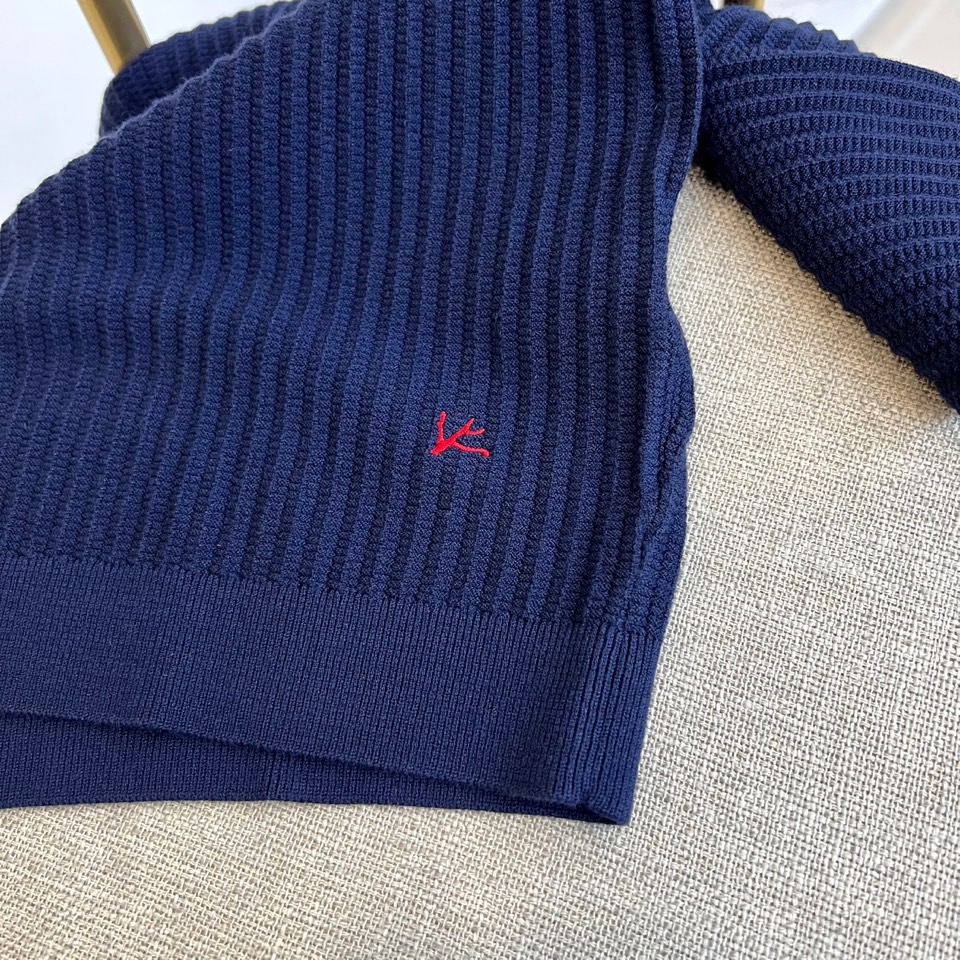 ISAIA-2025秋冬新品男士羊毛🐑针织衫，以创新混纺工艺重塑意式优雅典范。款式采用经典圆领设计，领口