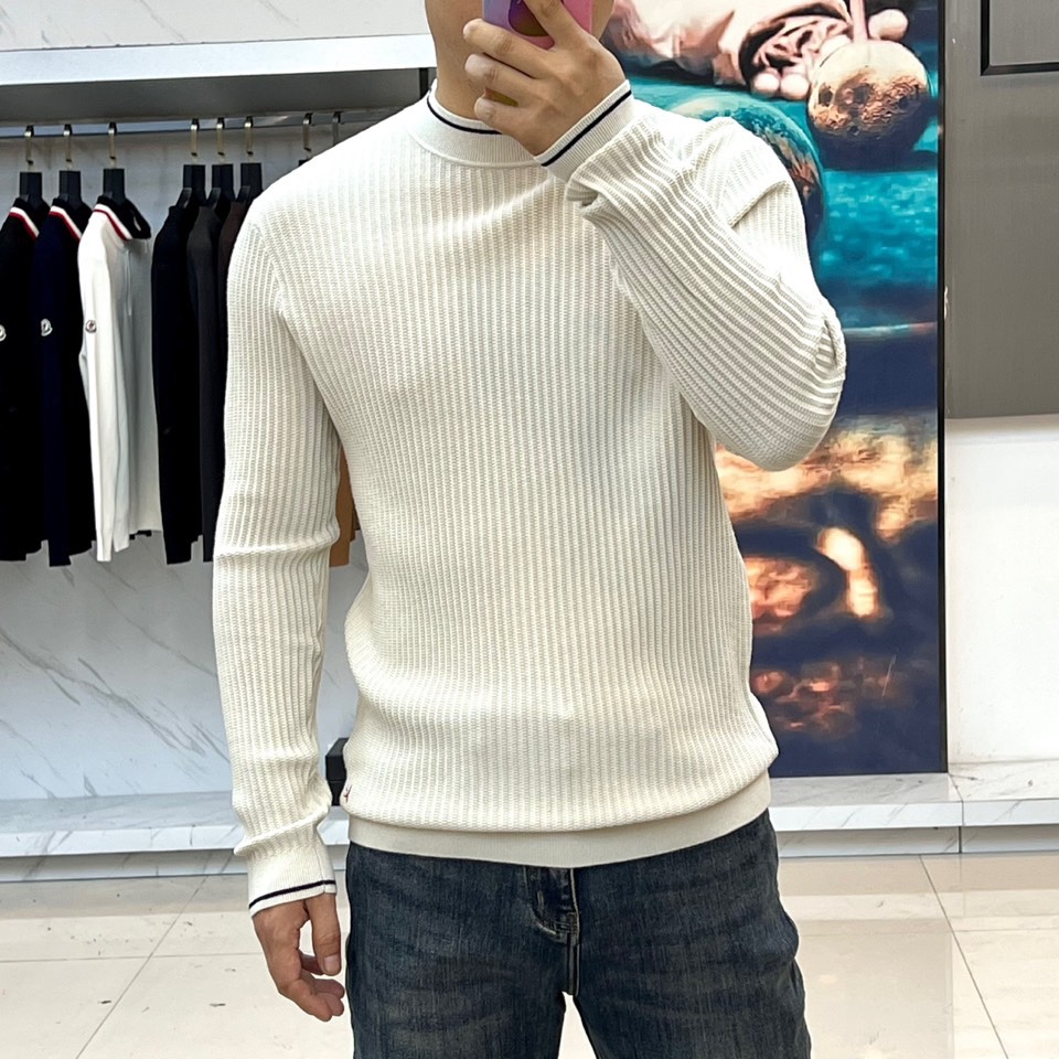 ISAIA-2025秋冬新品男士羊毛🐑针织衫，以创新混纺工艺重塑意式优雅典范。款式采用经典圆领设计，领口