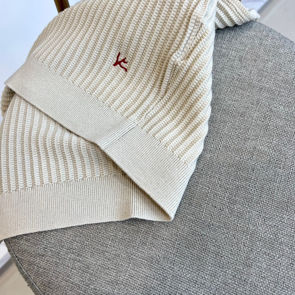 ISAIA-2025秋冬新品男士羊毛🐑针织衫，以创新混纺工艺重塑意式优雅典范。款式采用经典圆领设计，领口