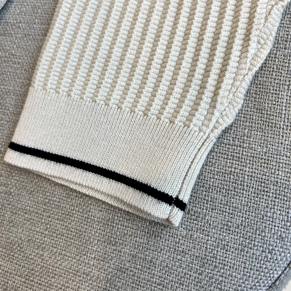 ISAIA-2025秋冬新品男士羊毛🐑针织衫，以创新混纺工艺重塑意式优雅典范。款式采用经典圆领设计，领口