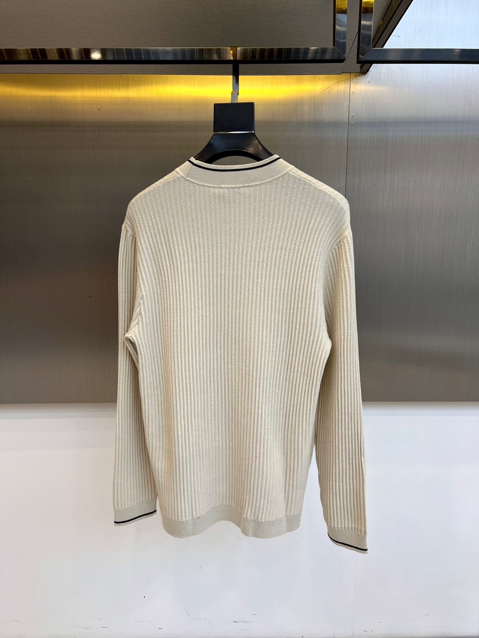 ISAIA-2025秋冬新品男士羊毛🐑针织衫，以创新混纺工艺重塑意式优雅典范。款式采用经典圆领设计，领口