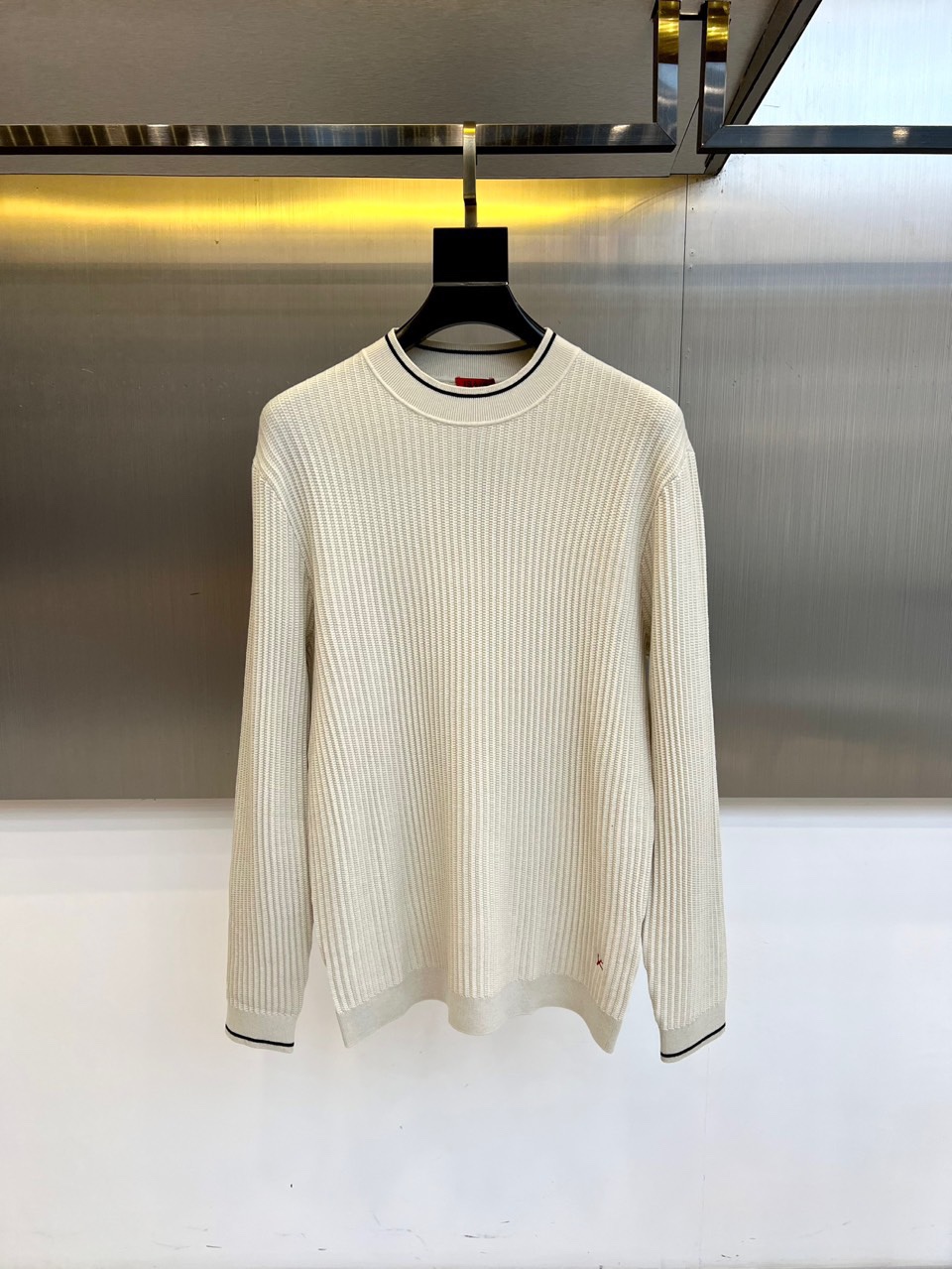 ISAIA-2025秋冬新品男士羊毛🐑针织衫，以创新混纺工艺重塑意式优雅典范。款式采用经典圆领设计，领口